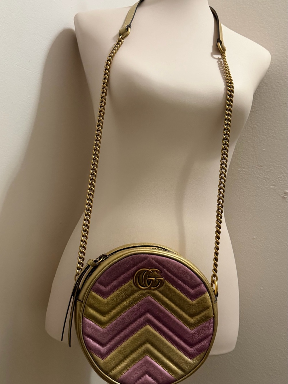 Gucci Metallic Pink and Gold Chevron Round Crossbody - Picture 2 of 5
